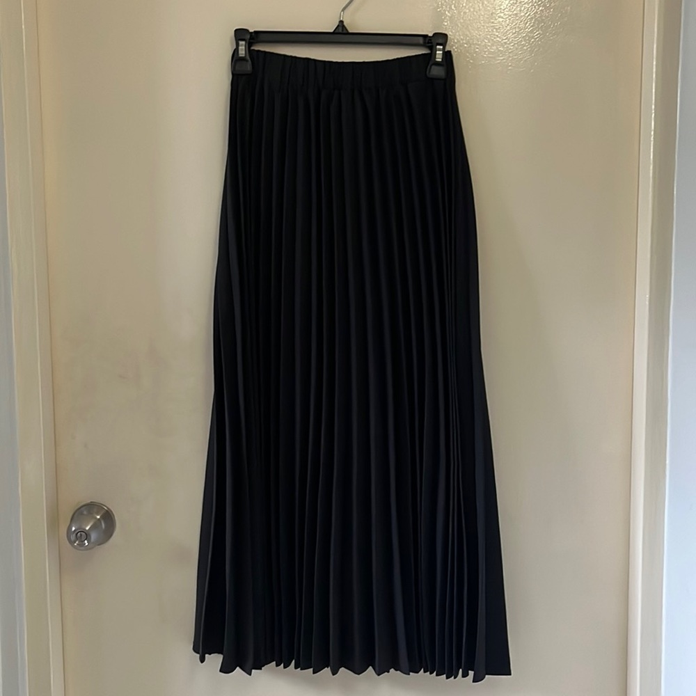 NWOT ✨ Plaided Black Skirt